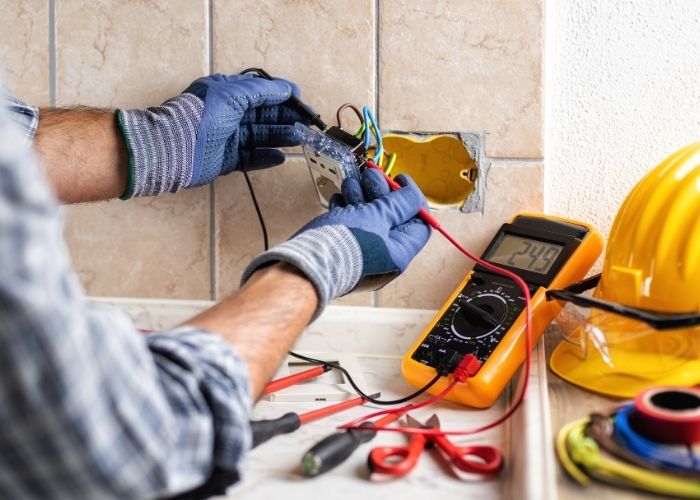 Técnico revisando una instalación eléctrica