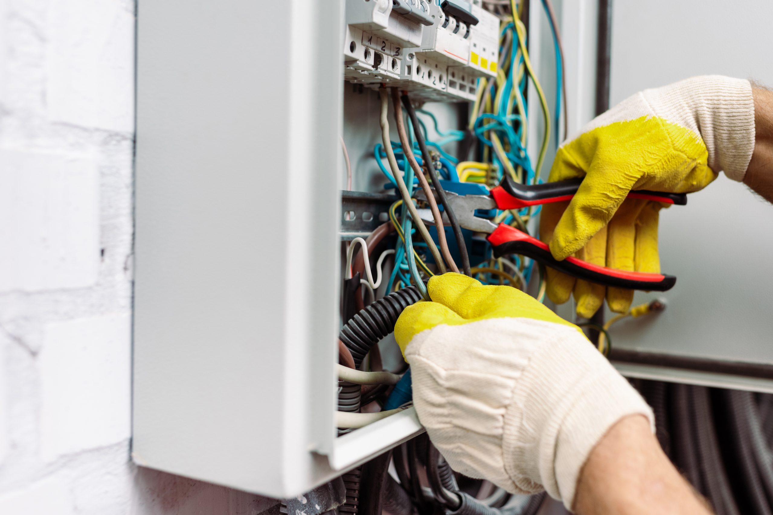 Electricista revisando una instalación eléctrica en Meliana