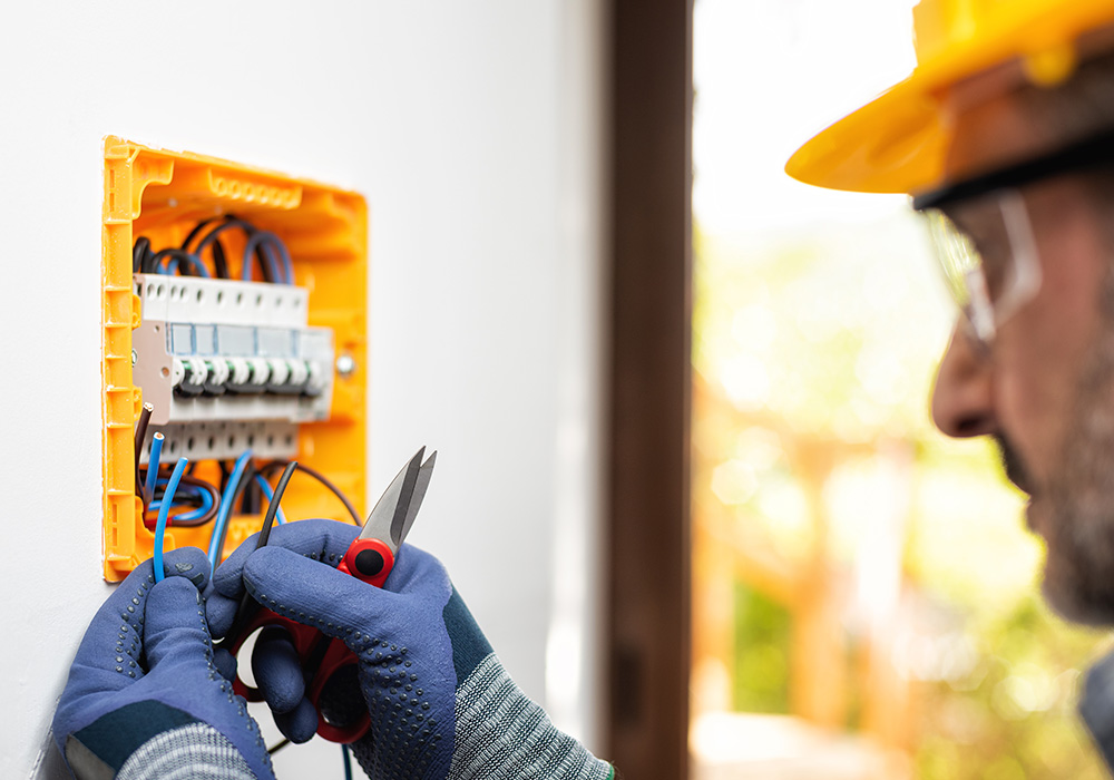 Electricista revisando una instalación eléctrica en Marines