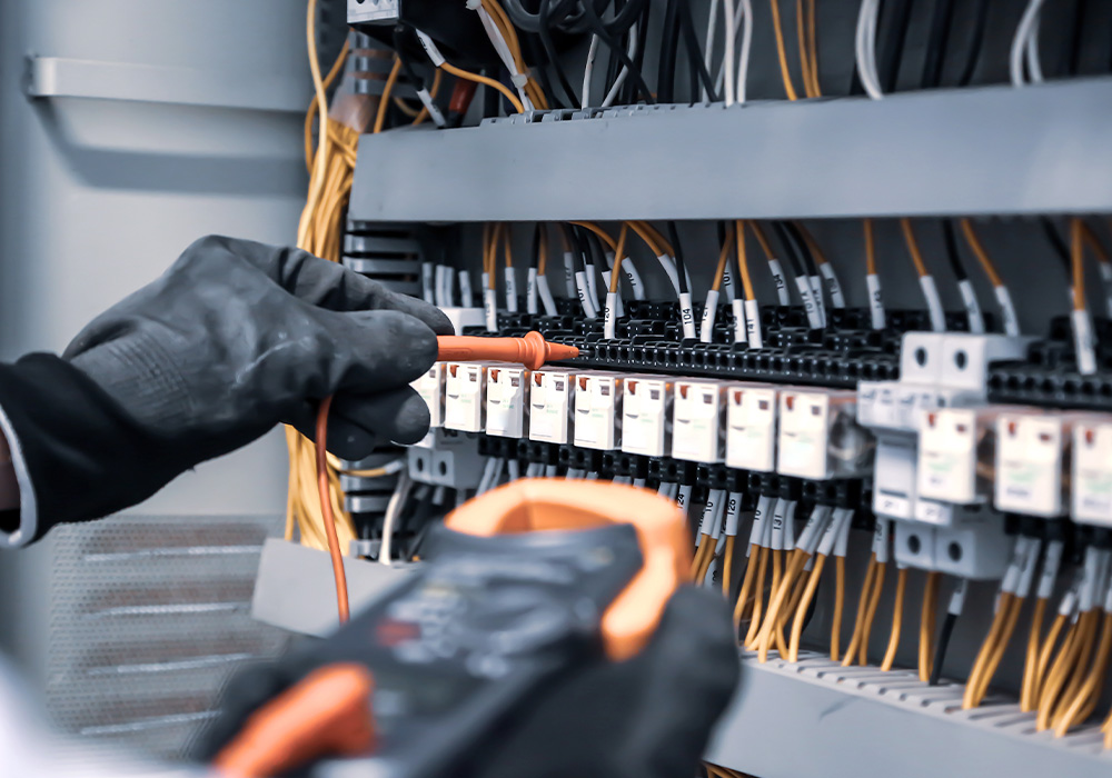 Electricista revisando una instalación eléctrica en Serra