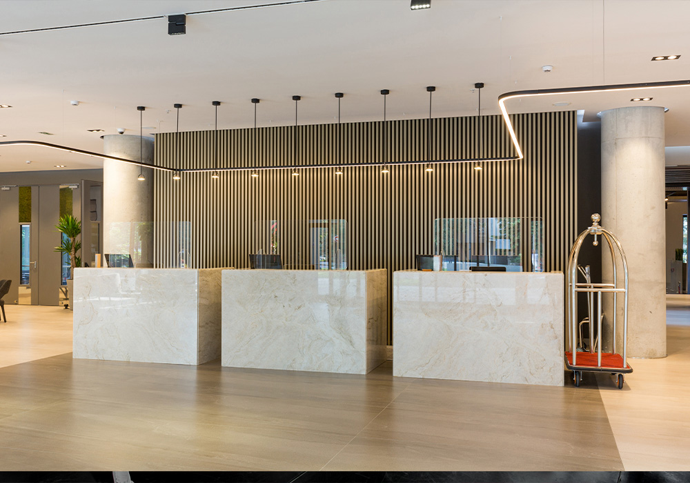 Equipo de reformas de hoteles trabajando en Valencia