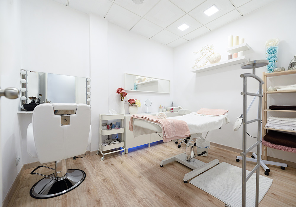 Equipo de reformas de clínicas de estética dentales trabajando en Valencia