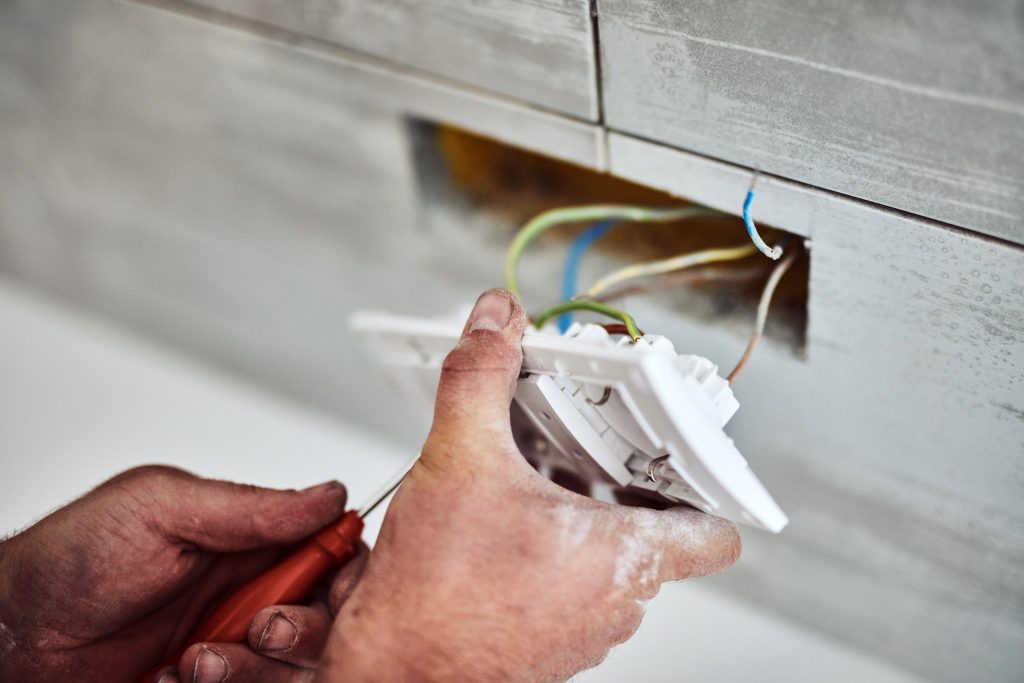 Electricista realizando una reparación eléctrica en Valencia